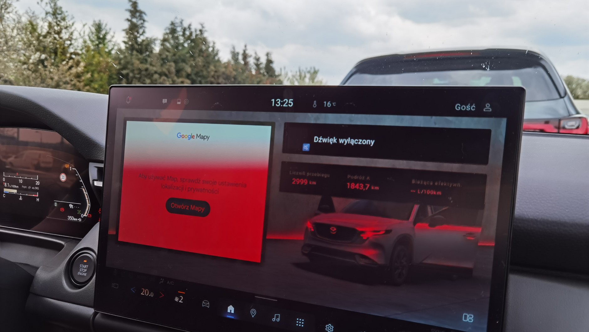 Ekran główny Mazdy CX-5 tak naprawdę nie jest czerwony. To efekt synchronizacji częstotliwości odświeżania ekranu z migawką aparatu w smartfonie