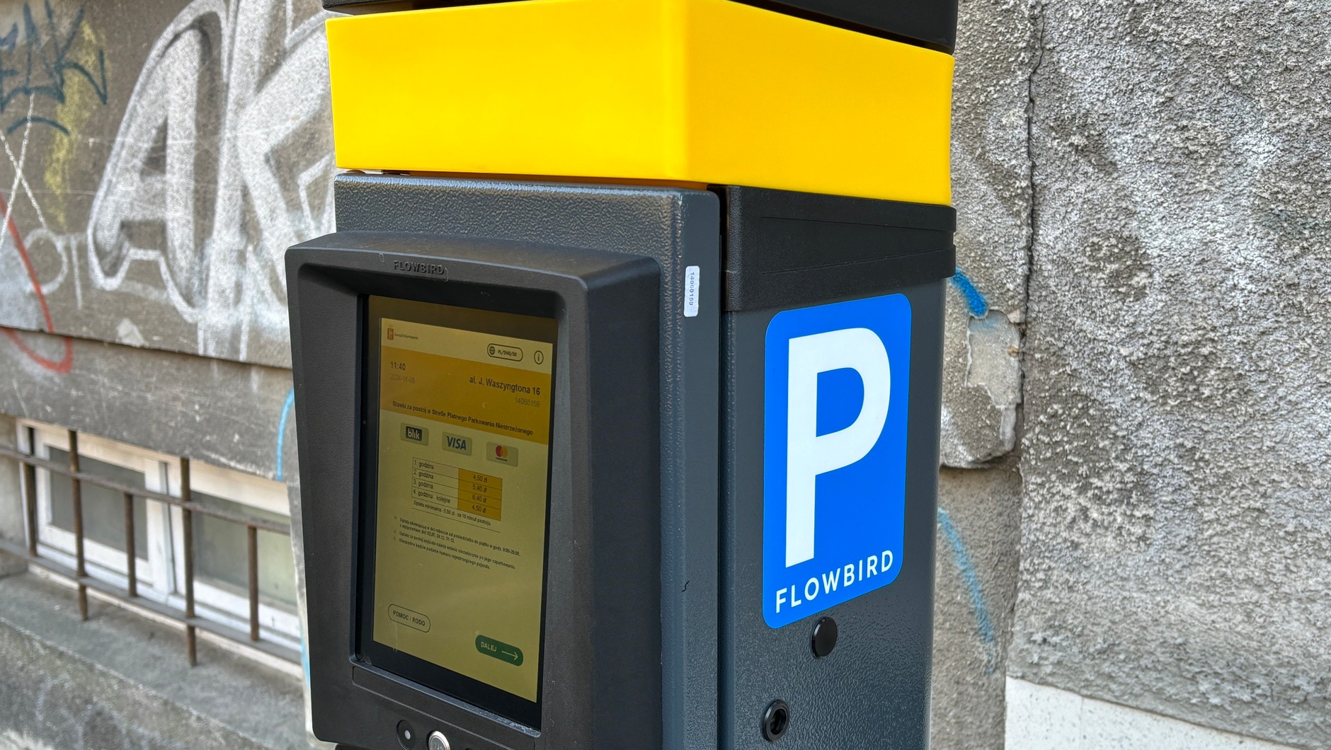 Na warszawskie ulice trafiły nowe modele parkomatów. To zdjęcie przedstawia jedno z takich urządzeń