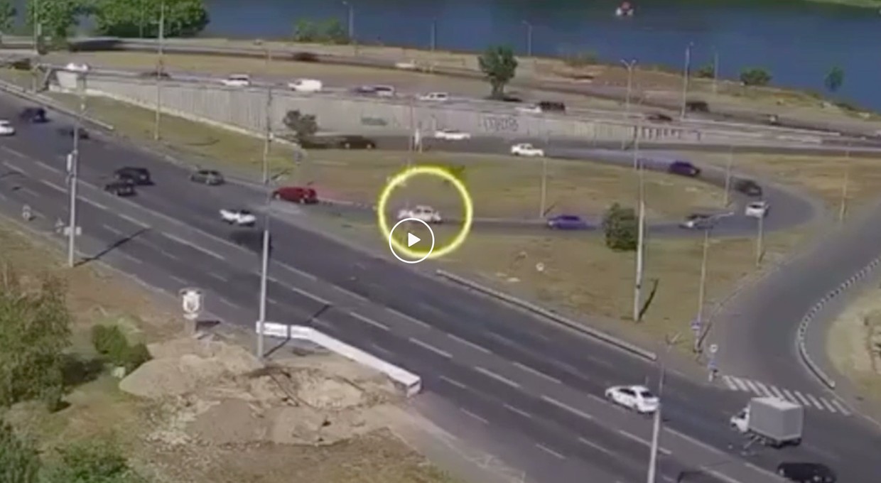 Ukraiński kierowca wykonał zdumiewający manewr na drodze