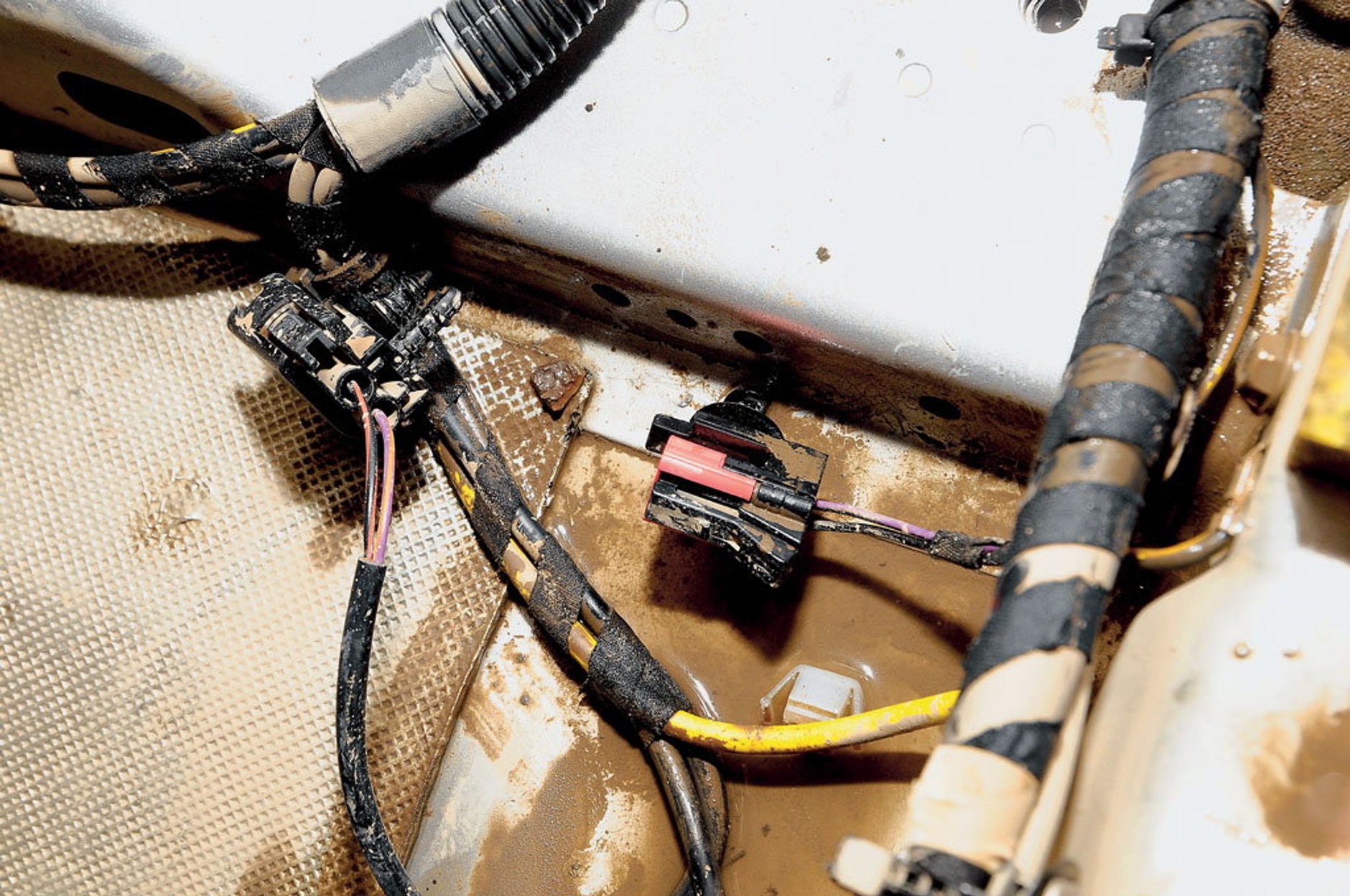 Kupujemy auto używane – jak nie dać się nabrać na auto po powodzi: bezwypadkowe, a do niczego!