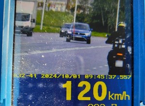 Kierowca volkswagena "mknął" 120 km na godz. w mieście. Sowity mandat