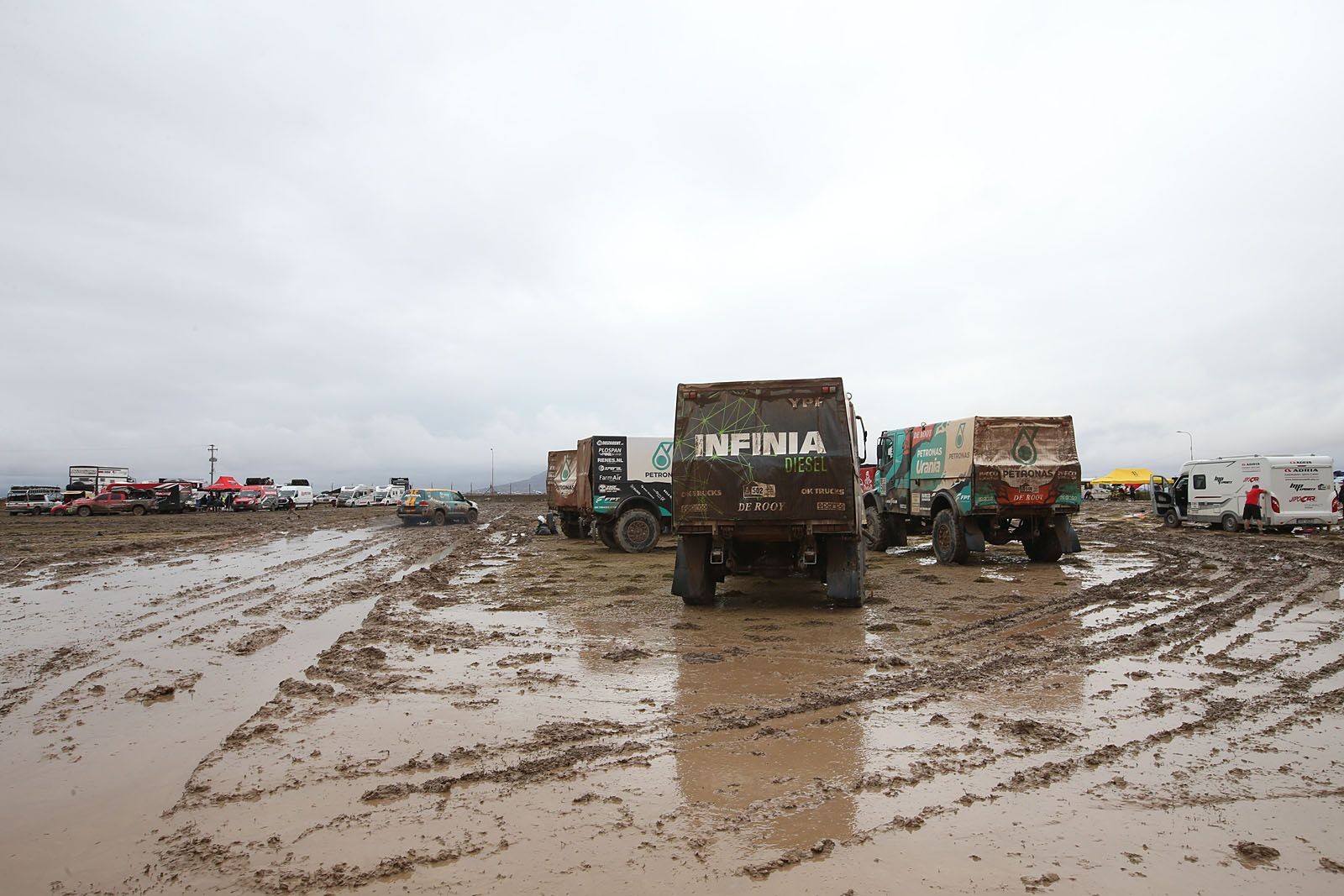 Rallye Dakar 2017 - tak wyglądał biwak po ulewnym deszczu