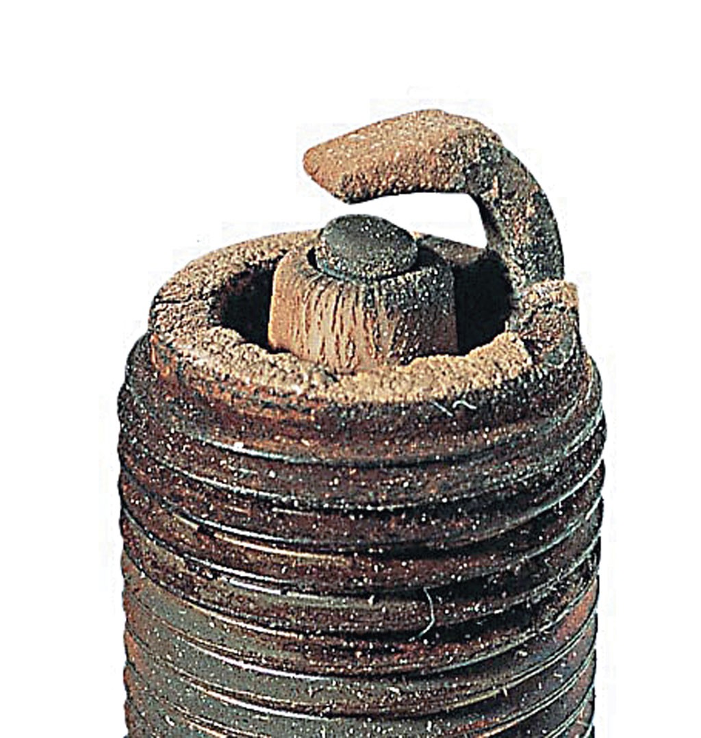 Zużycie elektrod - przyczyną zużycia elektrod świecy zapłonowej są agresywne dodatki do paliwa i oleju oraz termiczne przeciążenie. Efektem zamontowania takiej świecy jest wypadanie zapłonów podczas przyspieszania i słaba iskra podczas rozruchu na zimno.