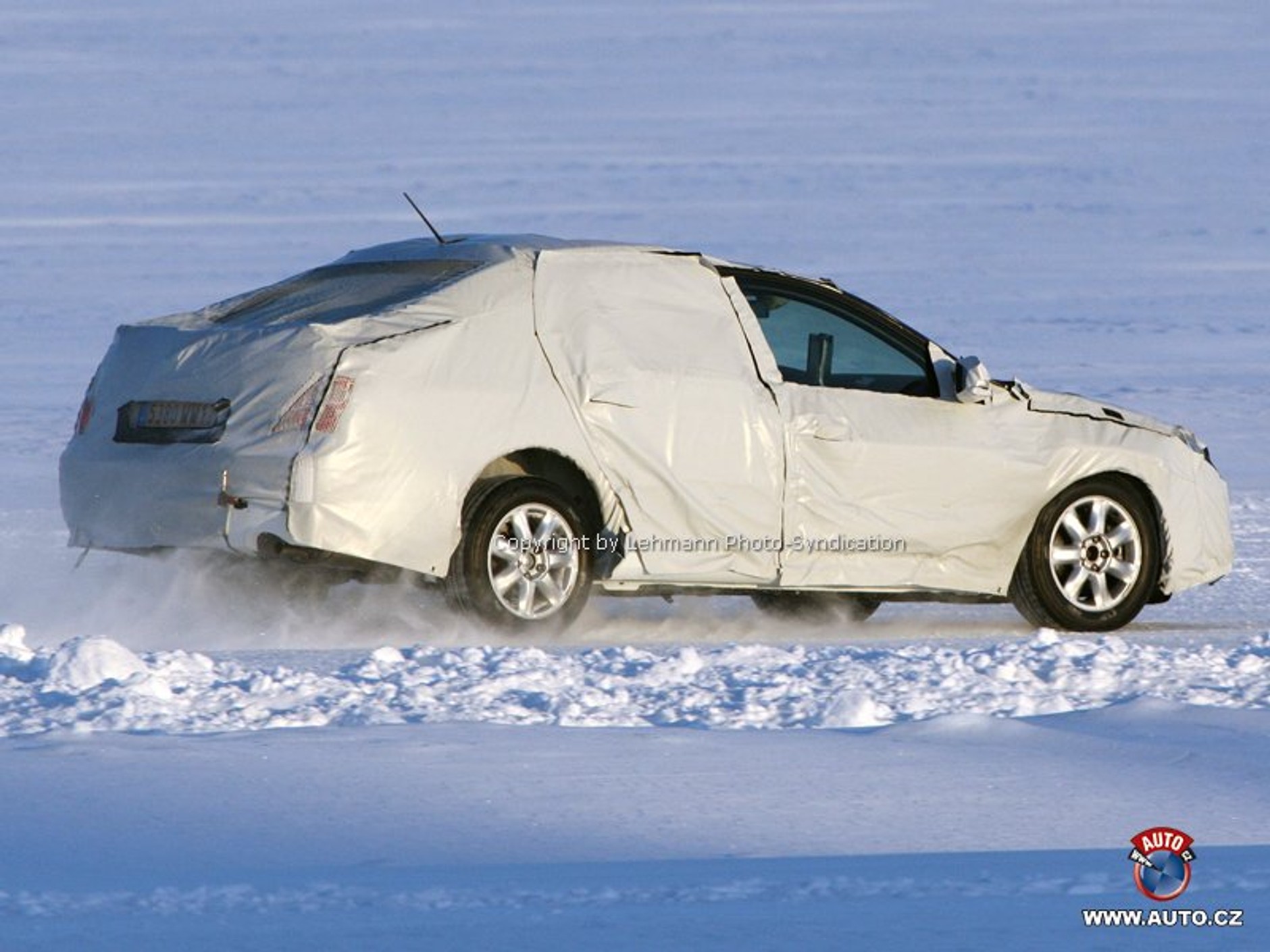 Zdjęcia szpiegowskie: Renault Laguna Sedan (nowe zdjęcia)