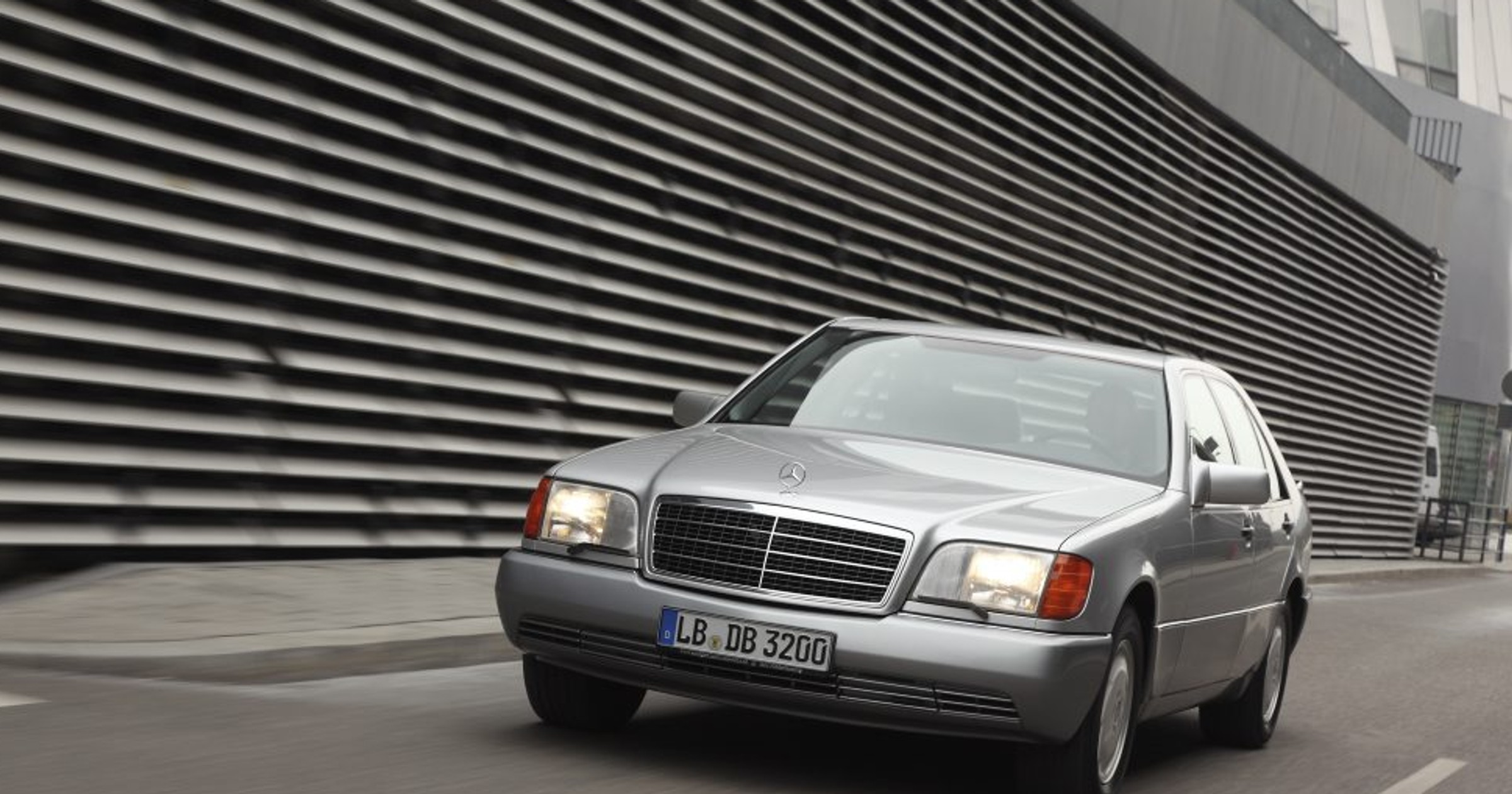 Twierdza na kołach, czyli Mercedes W140