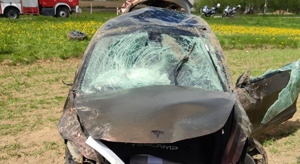 Rozbił Teslę i dostał olbrzymi mandat