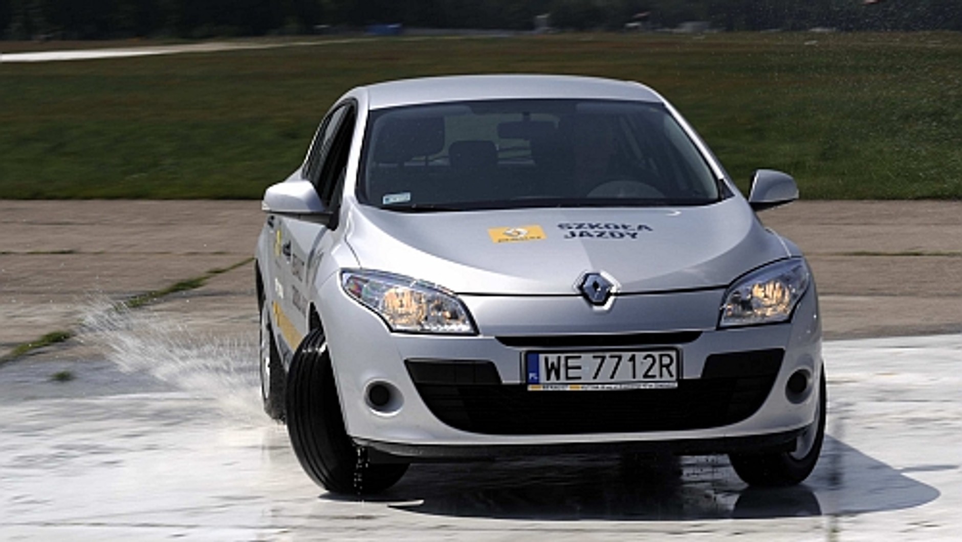 Szkoła Jazdy Renault ostrzega: Podczas odwilży jest mokro i niebezpiecznie