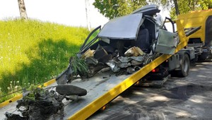Audi otarło się o drzewo. Samochód rozpadł się na pół. Kierowca zginął
