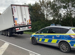 Kierowca ciężarówki coś zgubił. Niecodzienny widok