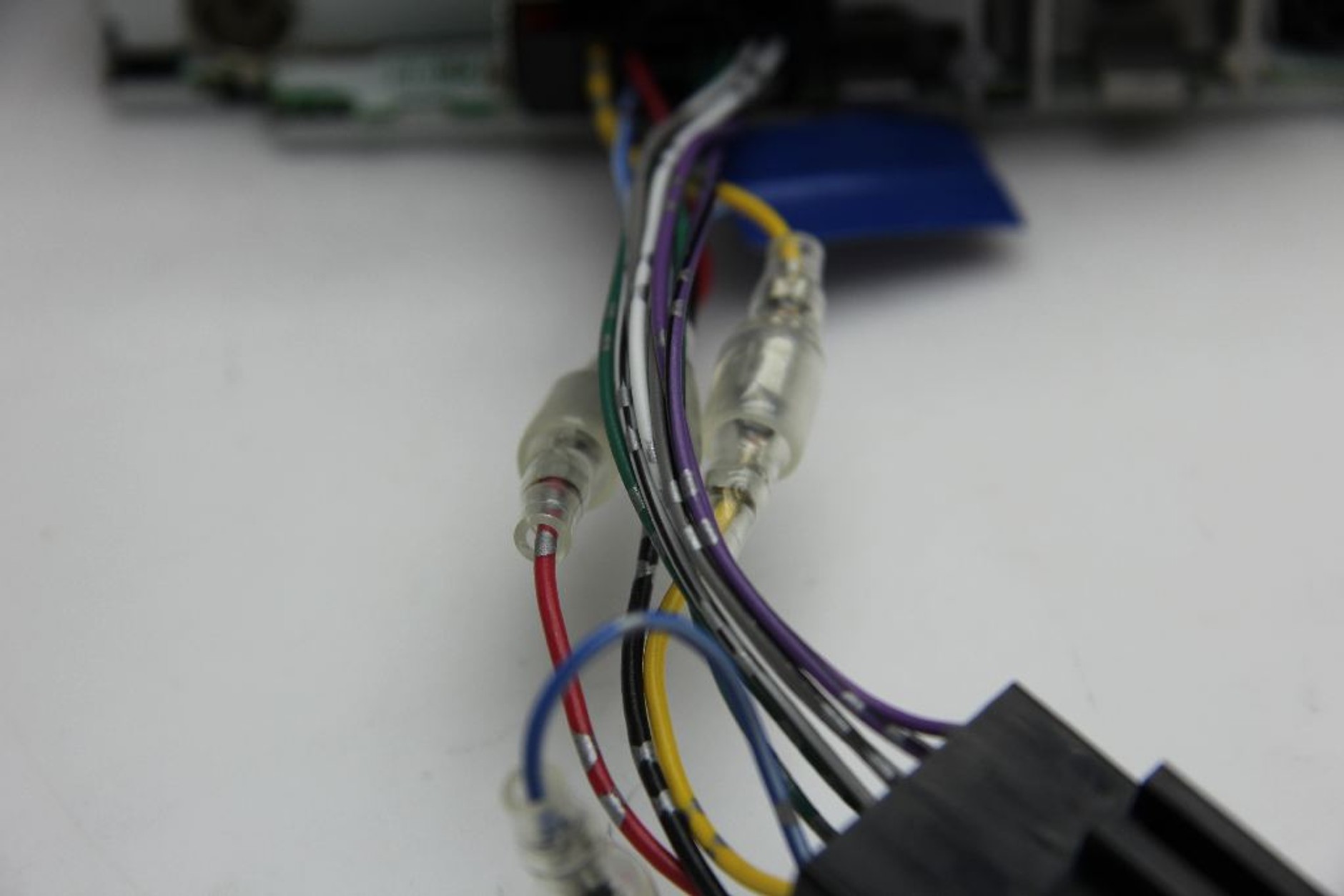 Wiązka połączeniowa jest z dość delikatnymi przewodami o niewielkiej średnicy przekroju.