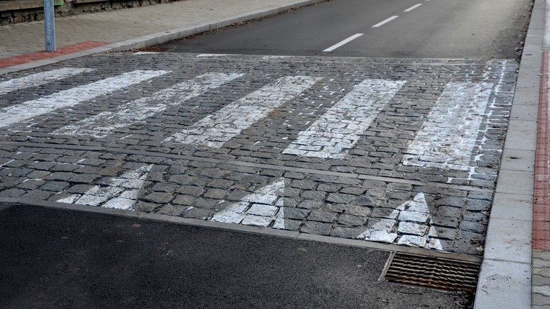 Groźny nawyk kierowców. Co dzieje się po przejechaniu progu zwalniającego?