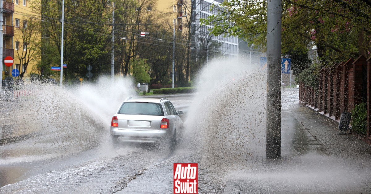 Uwaga na wodę na drodze! Zassanie wody przez silnik może kosztować cię fortunę