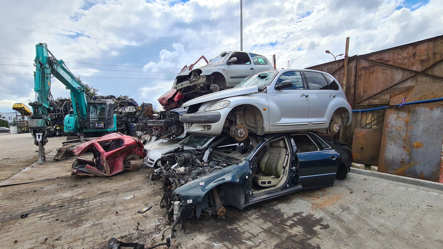 Auto złom w Siedlcach. Sprawdzamy jak samochody kończą swój motoryzacyjny żywot