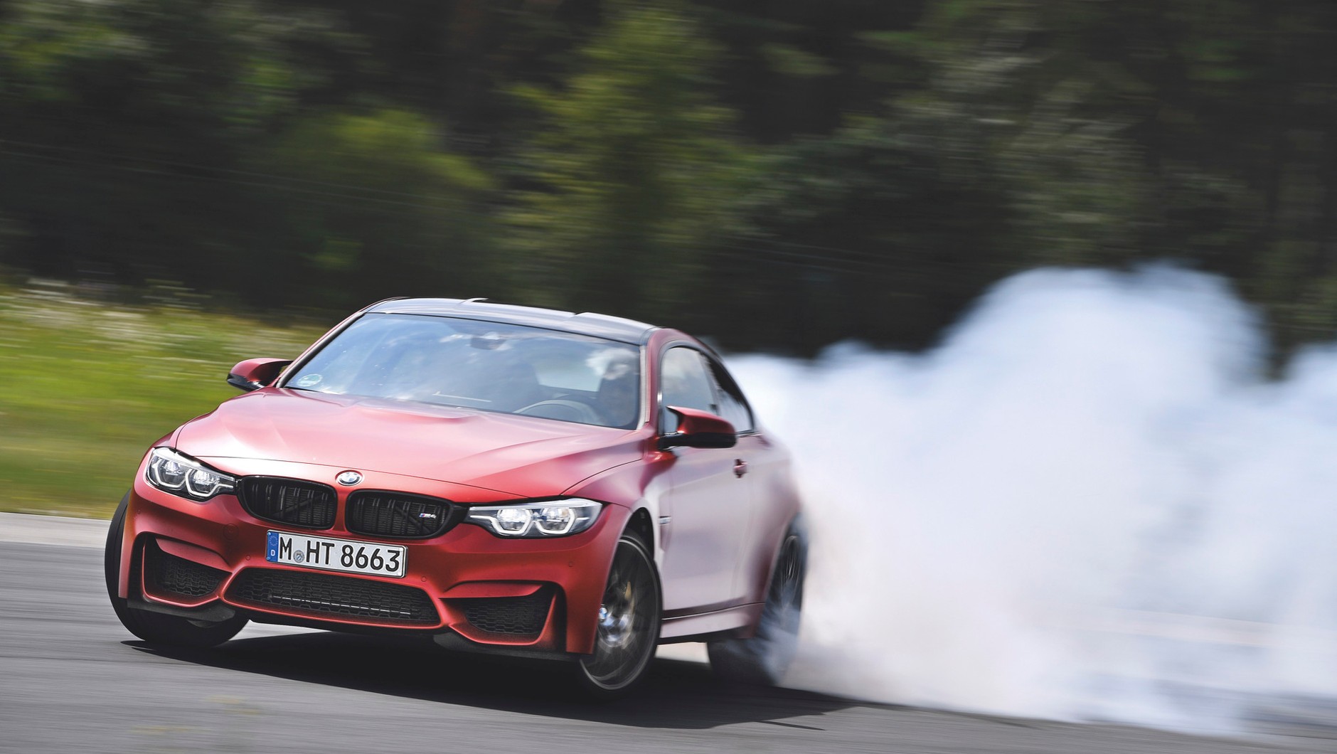 Jeden prycha, drugi dymi - Audi RS5 kontra BMW M4 na torze