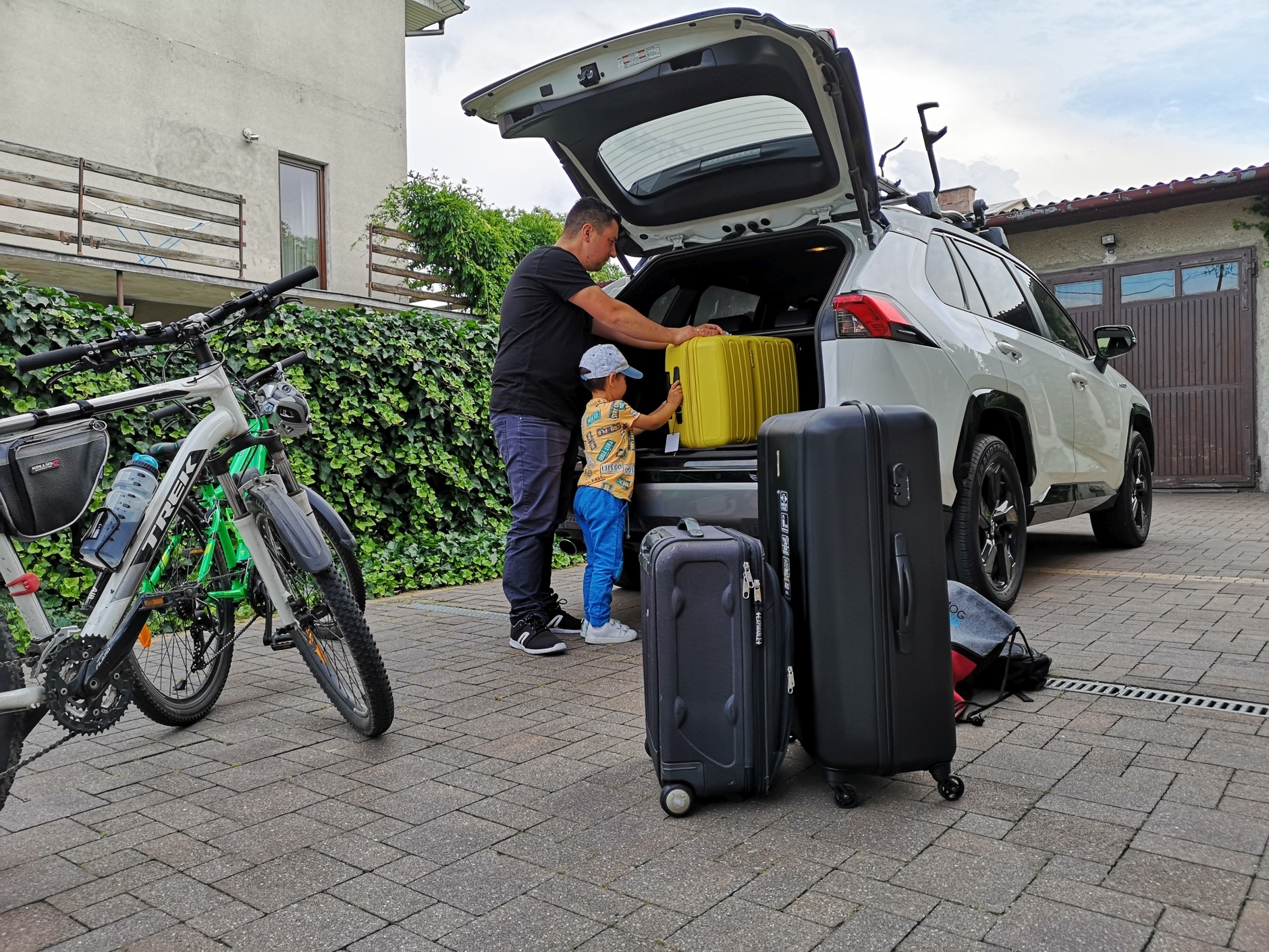 Pakowanie samochodu na wakacyjny wyjazd