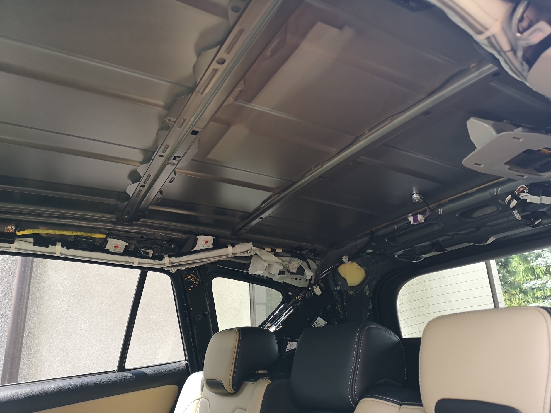 Fabryczne wygłuszenie dachu w Toyocie Rav 4 to tylko cienka podsufitka