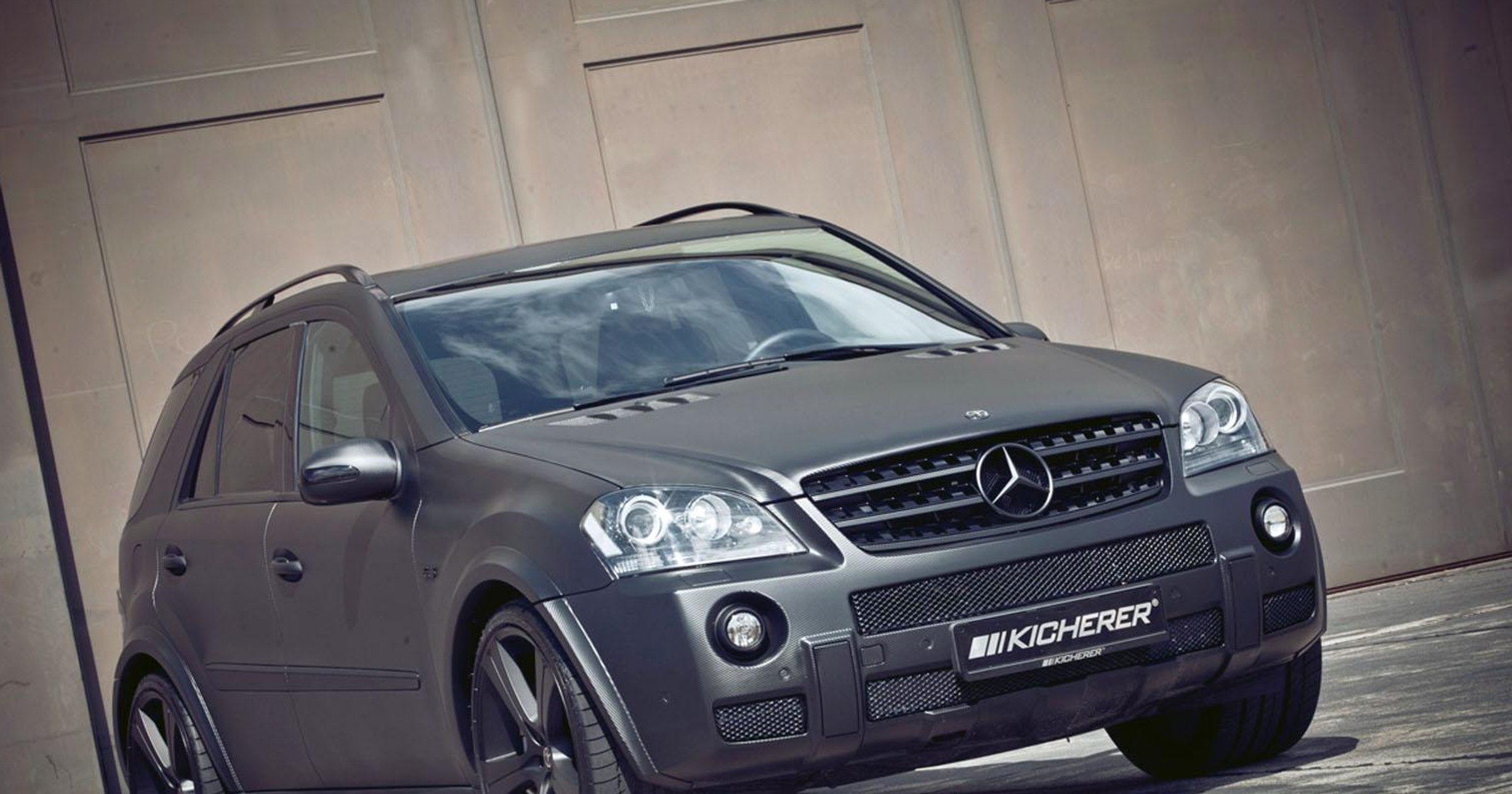 Złowieszczo matowy Mercedes ML