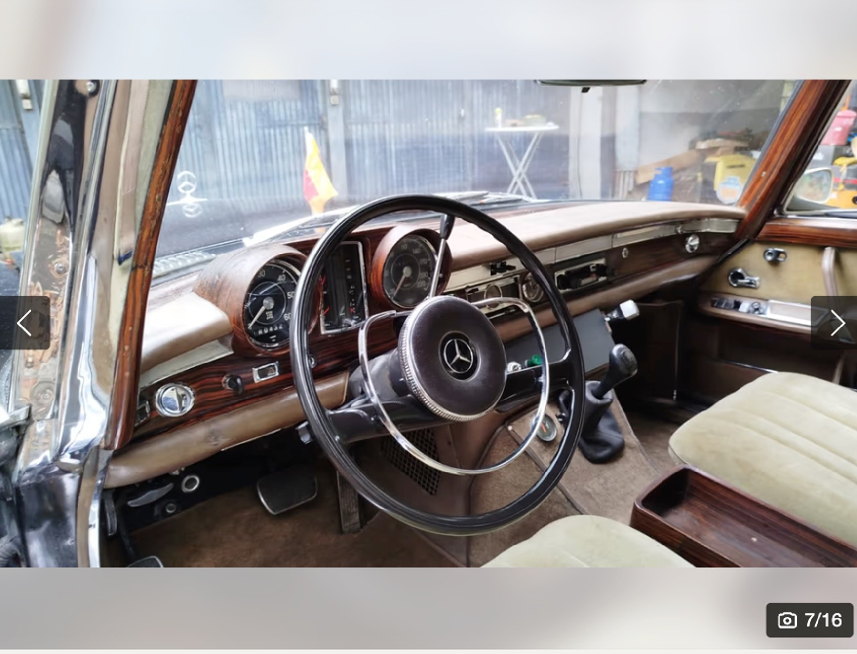 Auto ma teraz manualną skrzynię biegów, ale dźwignia automatu została na swoim miejscu