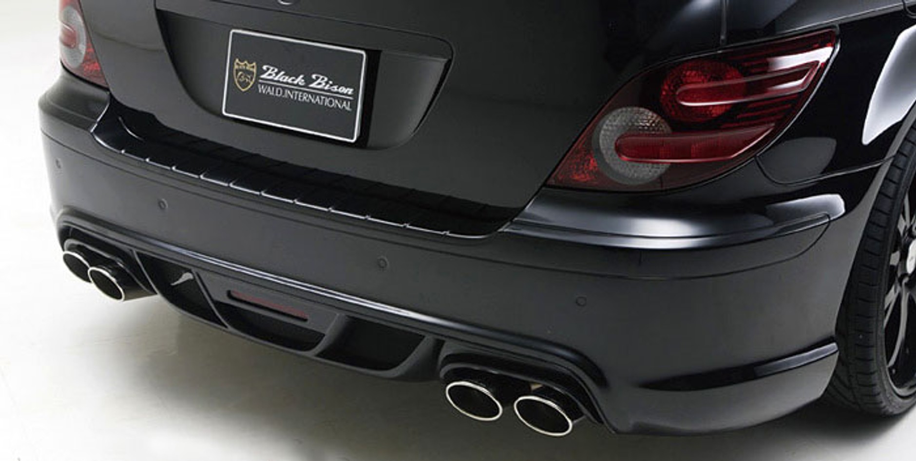 Mercedes-Benz R-Klasa Black Bison: spoilery z Japonii