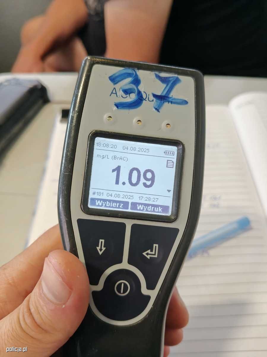 Zasnął za kierownicą tira na odbownicy