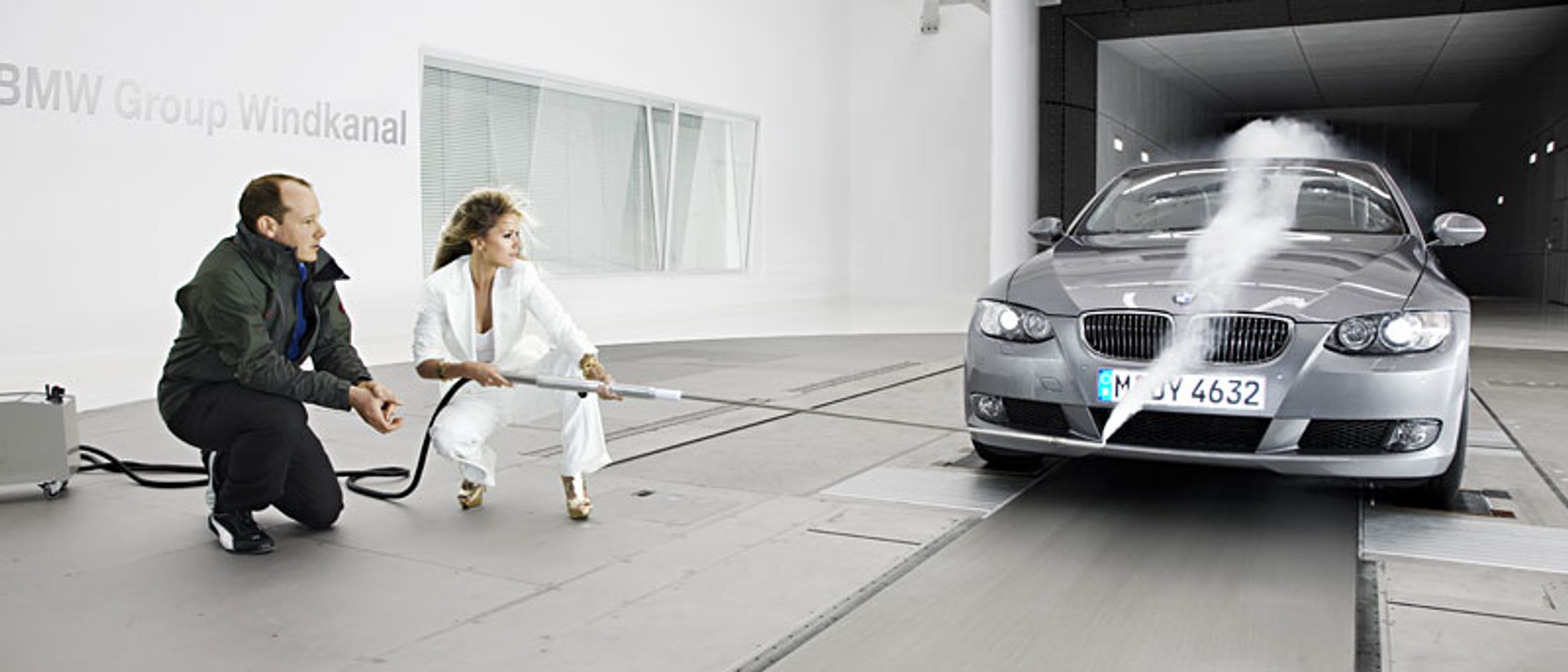 Blond bogini w tunelu aerodynamicznym BMW