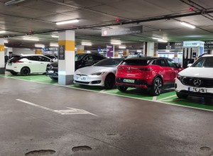Rywalizacja o prąd do elektryków. Poszedł na zakupy i zablokował ładowarkę, auta nawet nie podpiął