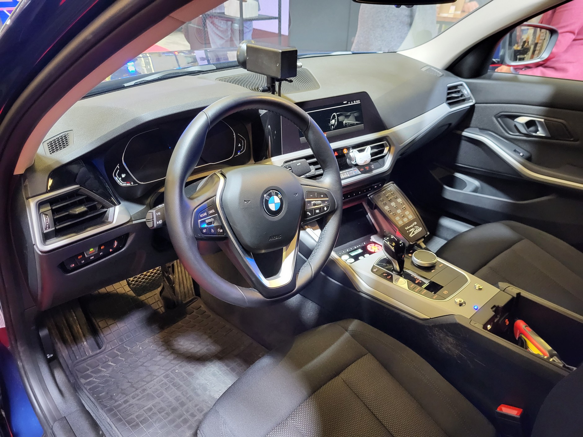 W nieoznakowanych radiowozach wykorzystywanych przez policję montowana jest zwykła tapicerka tekstylna.