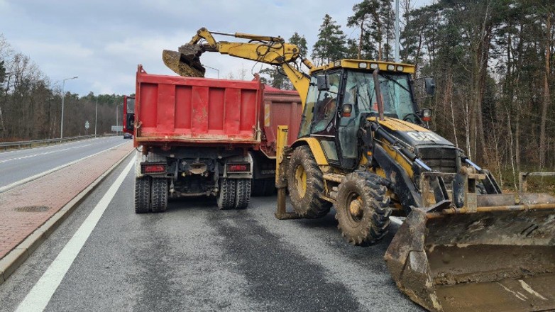 Przeciążył ciężarówkę. Z dokumentów wynikało, że ładował ją podczas jazdy