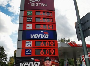Polacy chcą obniżki akcyzy na paliwo. Sondaż mówi jasno