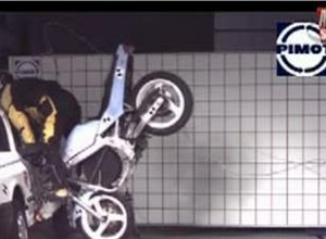 Crashtest - Motocyklista kontra samochód