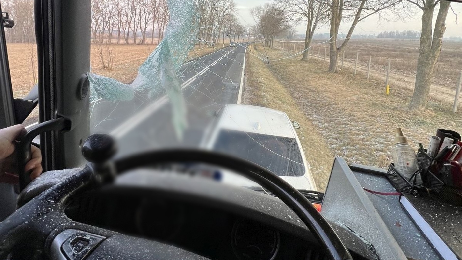 Lód przebił szybę i wpadł do kabiny Scanii