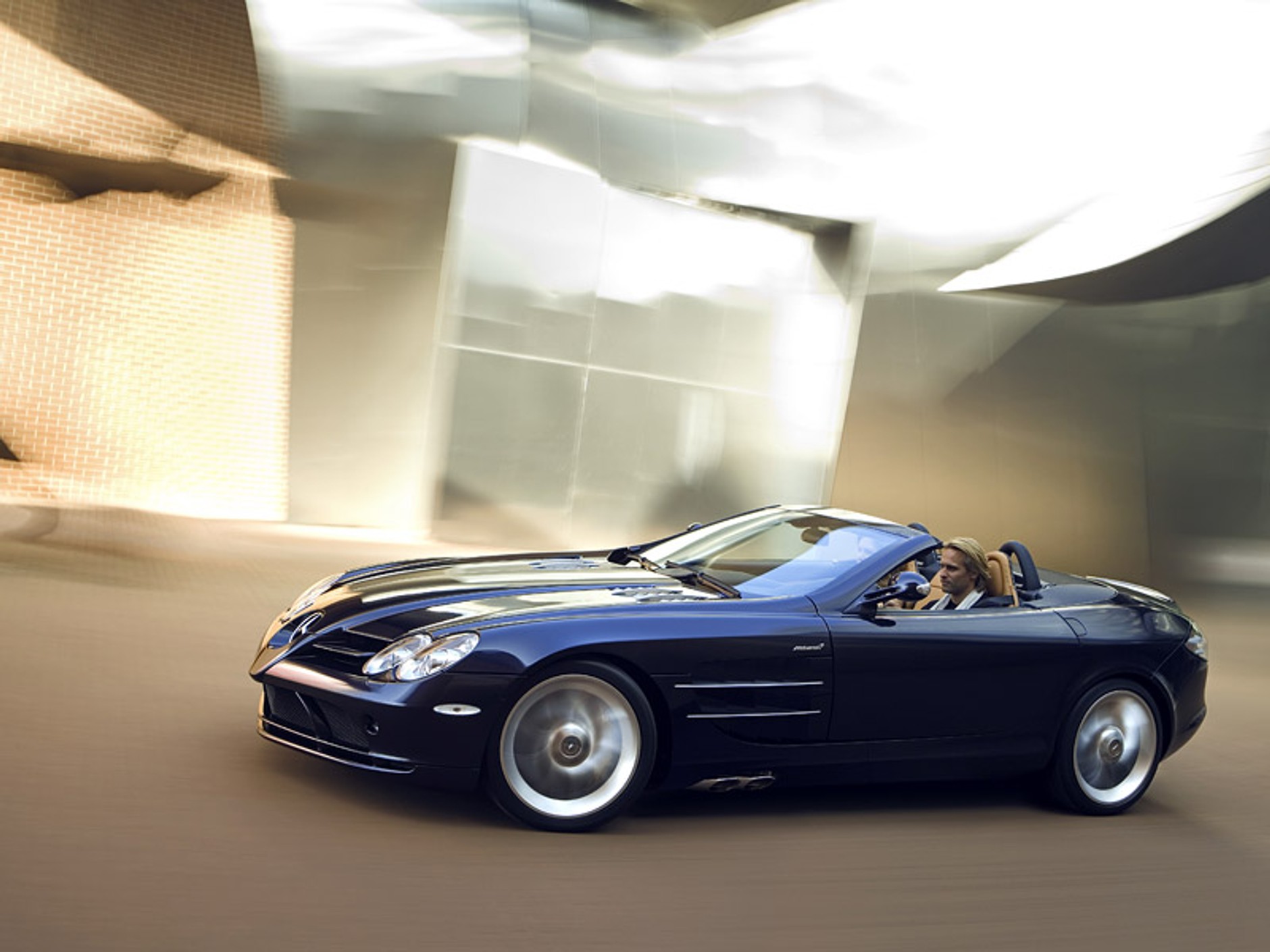 Mercedes-Benz SLR McLaren Roadster – kwiaty we włosach potargał wiatr...