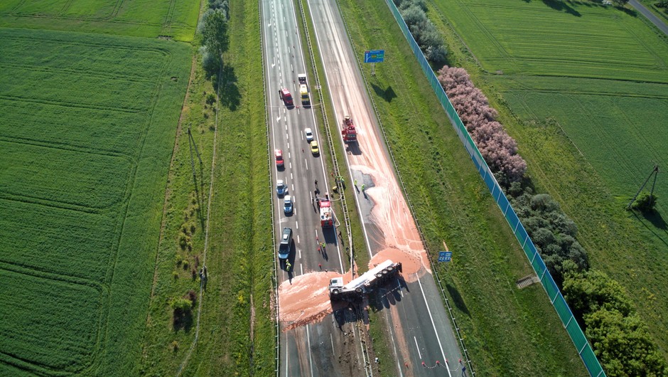 Miejsce wypadku na autostradzie A2, fot. PAP/TwojaSlupca.pl