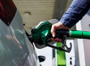 Mogą tankować taniej, a nawet o tym nie wiedzą. Wystarczą te karty