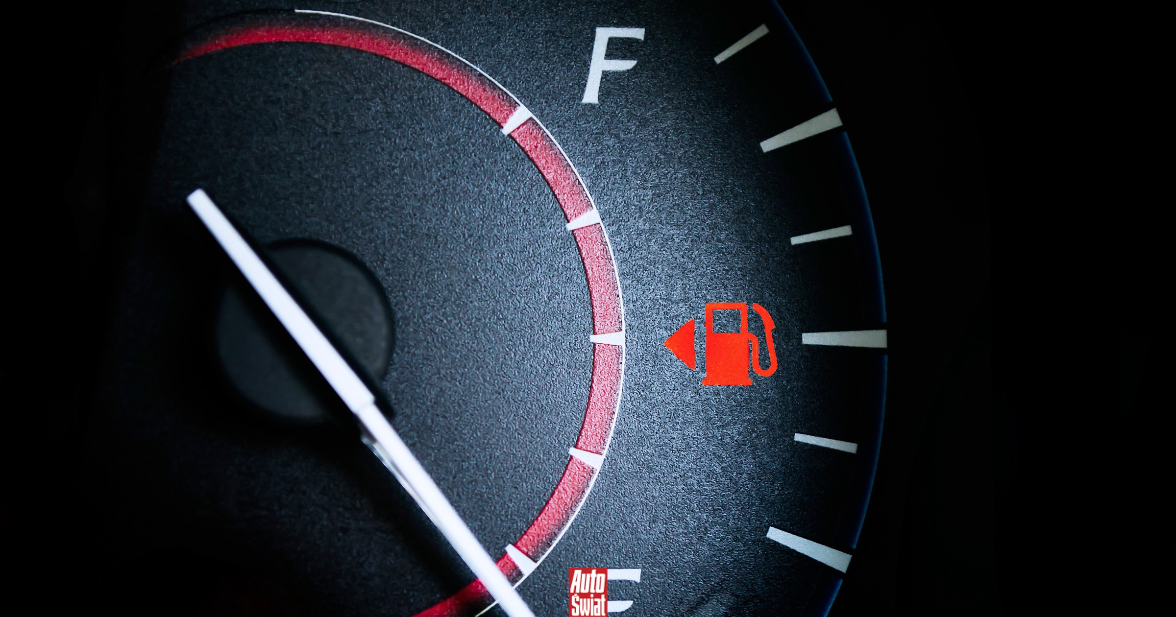 Trójkąt przy wskaźniku paliwa. Kluczowa wskazówka dla kierowców