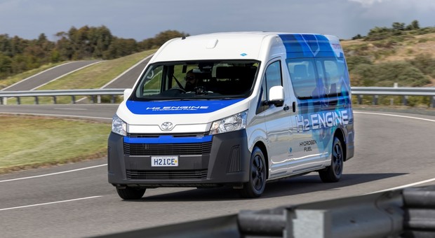 Jeszcze "spaliniaki" nie zginęły? Ta Toyota Hiace ma silnik V6, który nie spala benzyny