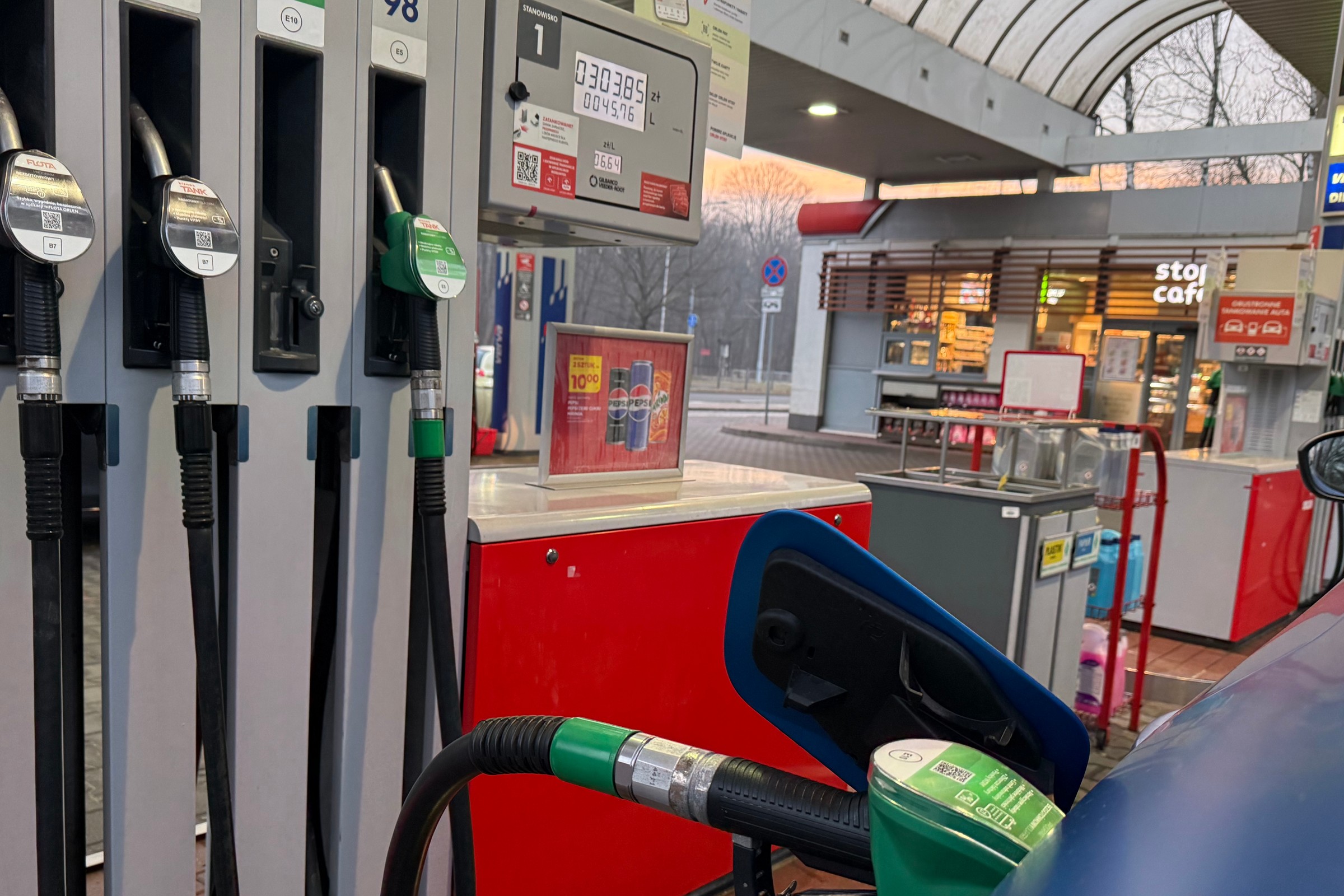 1 listopada benzyna z dolewką zastąpi obecną. Na wszystkich stacjach. A etykiet nie zmienią