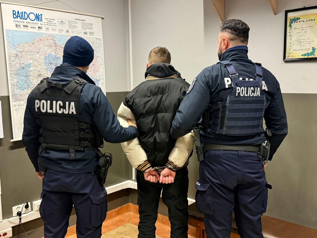 15-latek zabrał matce samochód. Staranował ścigający go radiowóz