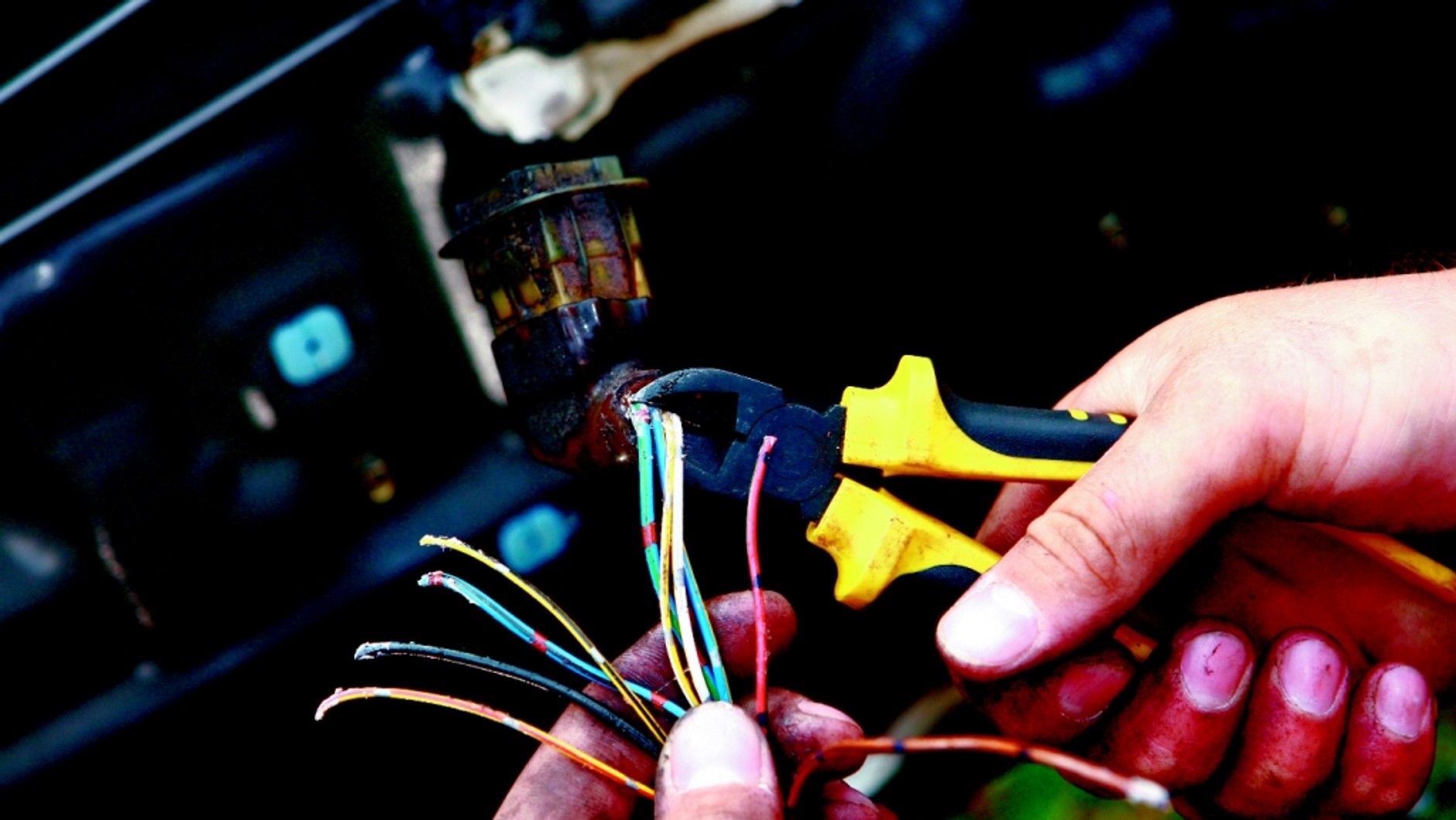 Elektryka szyb, krok po kroku - pokazujemy jak zamontować elektrycznie sterowane szyby
