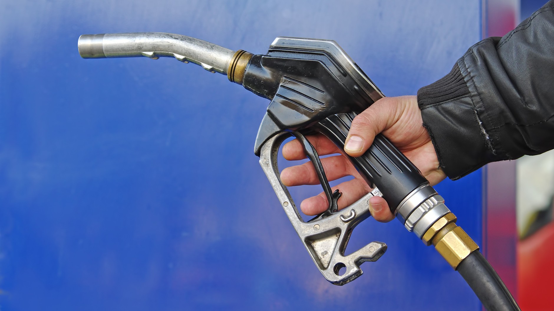 Tankowanie samochodu (zdjęcie ilustracyjne)