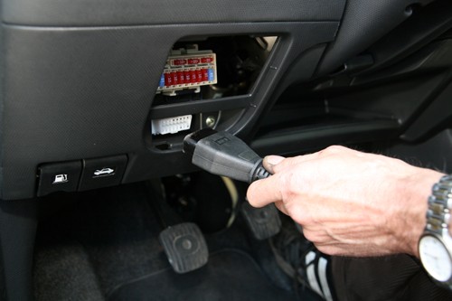 Dane odczytywane są przez złącze EOBD, jednak zwykłe oprogramowanie serwisowe nie wystarczy do tego