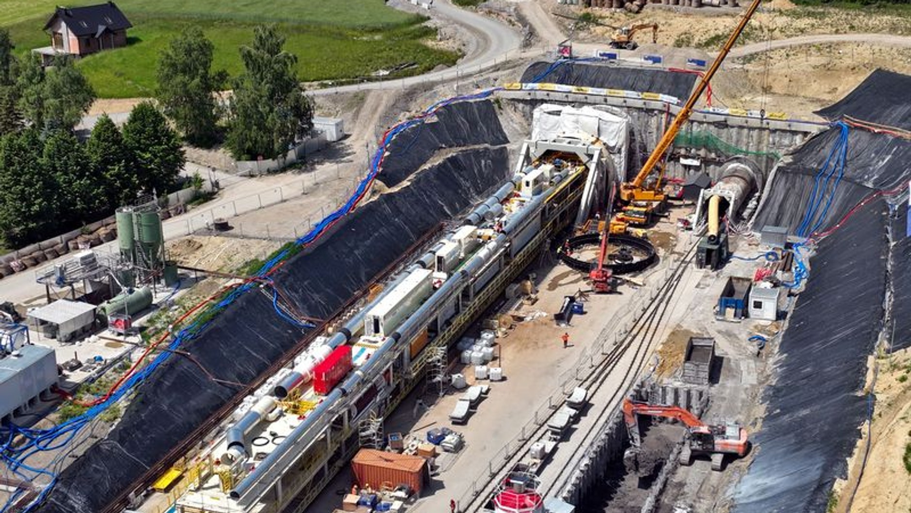 Tarcza TBM „Jadwiga” rozpoczęła budowę tunelu kolejowego pod Pisarzową