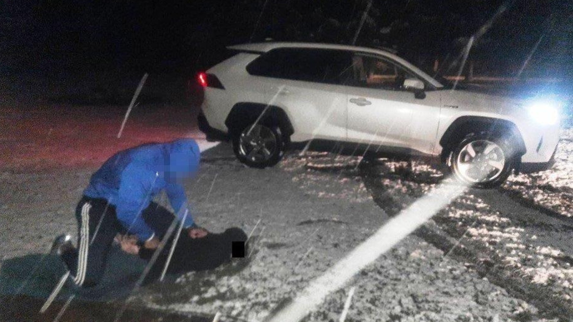 Policjant w cywilu obezwładnia przestępcę, który jechał skradzioną Toyotą RAV4