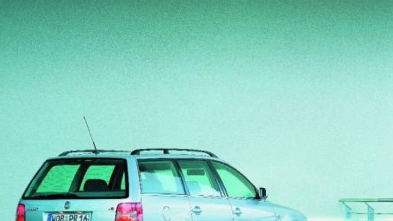 VW Passat Variant V6 4Motion, Subaru Legacy Kombi 2.5 GX, Volvo V70 AWD, Audi A6 Avant 2.8 quattro, Mercedes E 280  - Wszędo-samo-chody