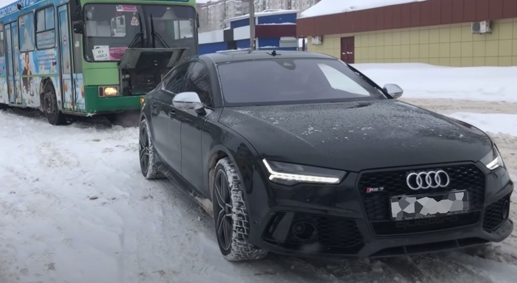Czarne Audi RS7 wyciągnęło z zaspy śnieżnej autobus