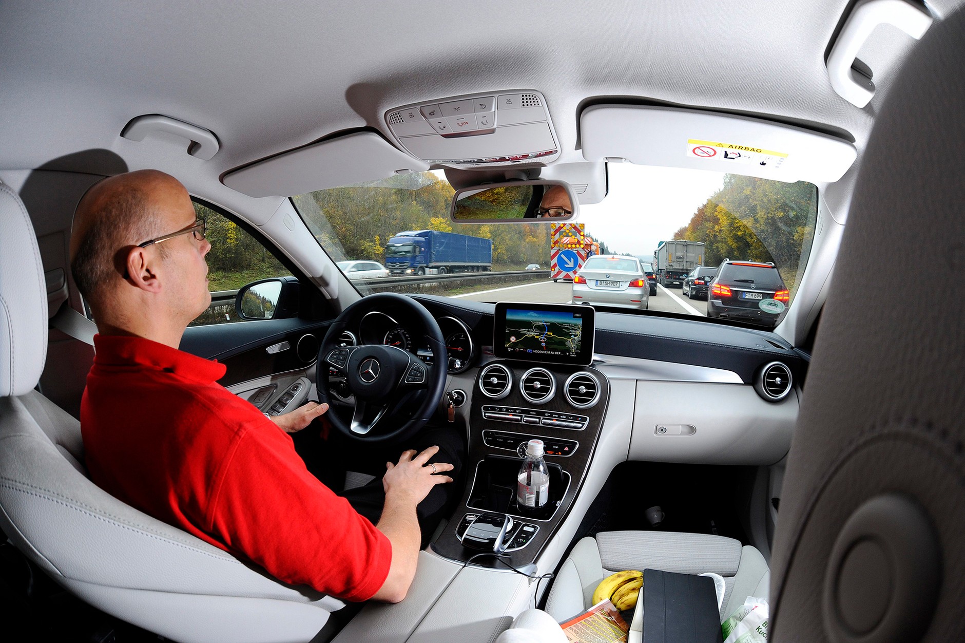 Czy autopilot usypia czujność kierowcy?