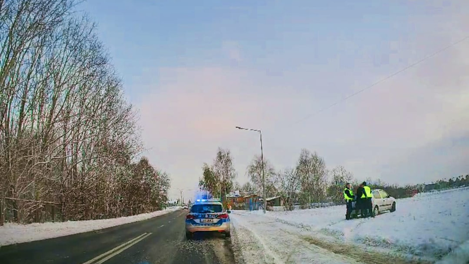 Zimowy pościg w Skierniewicach. 41-latek utknął na polu