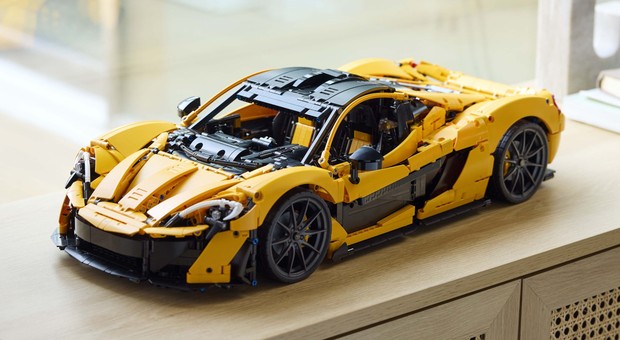 Nowe topowe auto z LEGO zachwyca finezją. Model McLarena P1 ma 3893 części i imitację 7-biegowej przekładni