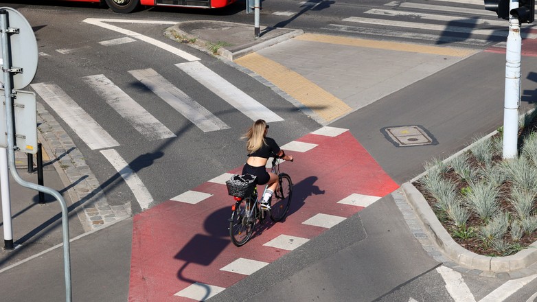 Poziome pasy na drogach rowerowych nie zawsze oznaczają przejścia dla pieszych z formalnego punktu widzenia