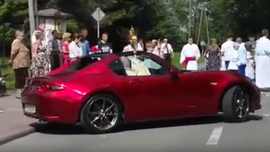 Mazda MX-5 na procesji Bożego Ciała